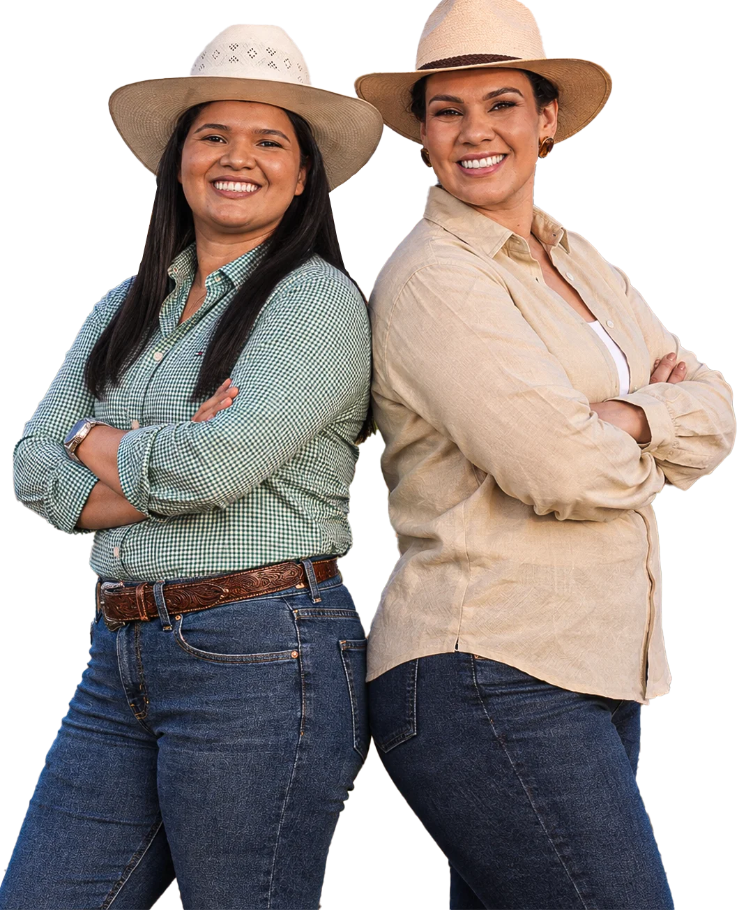 Duas produtoras rurais sorrindo, de braços cruzados, em uma lavoura