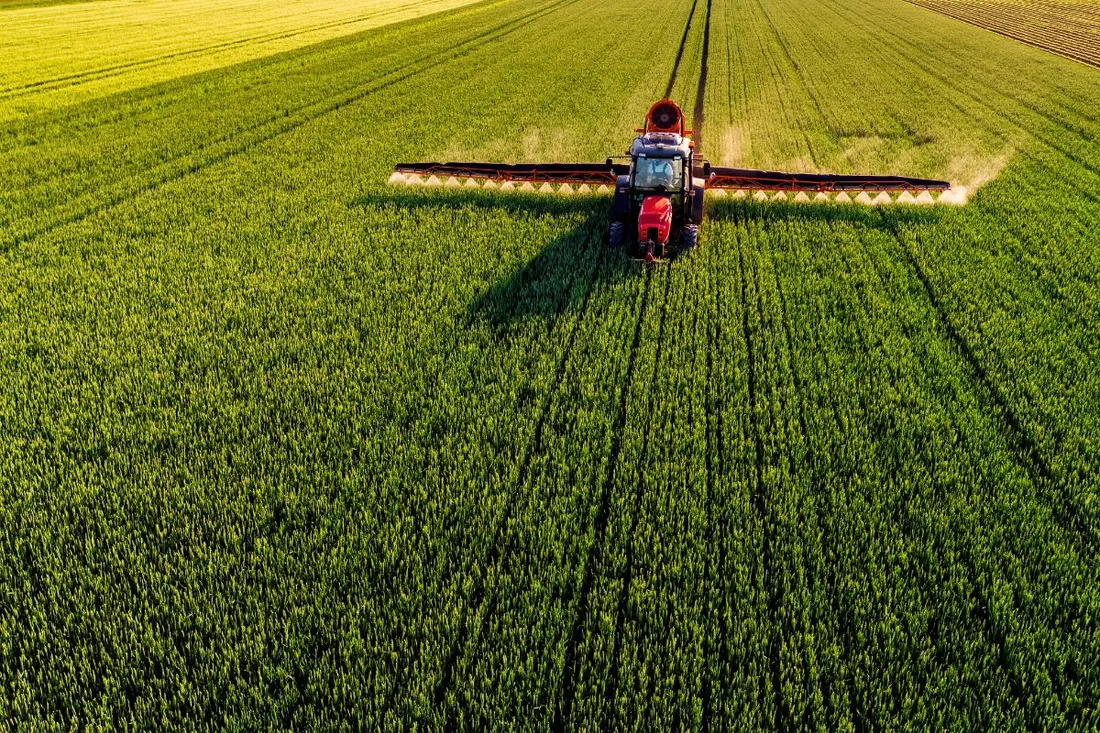 Pulverização aérea de defensivos agrícolas sobre lavoura